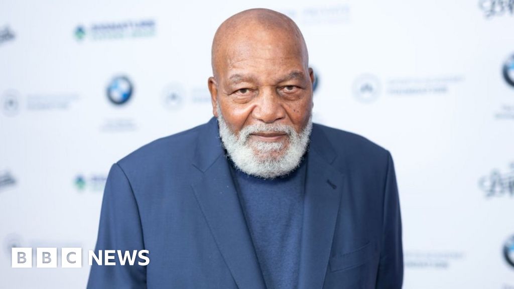 Jim Brown: Legendary NFL running back dead at 87 - BBC News