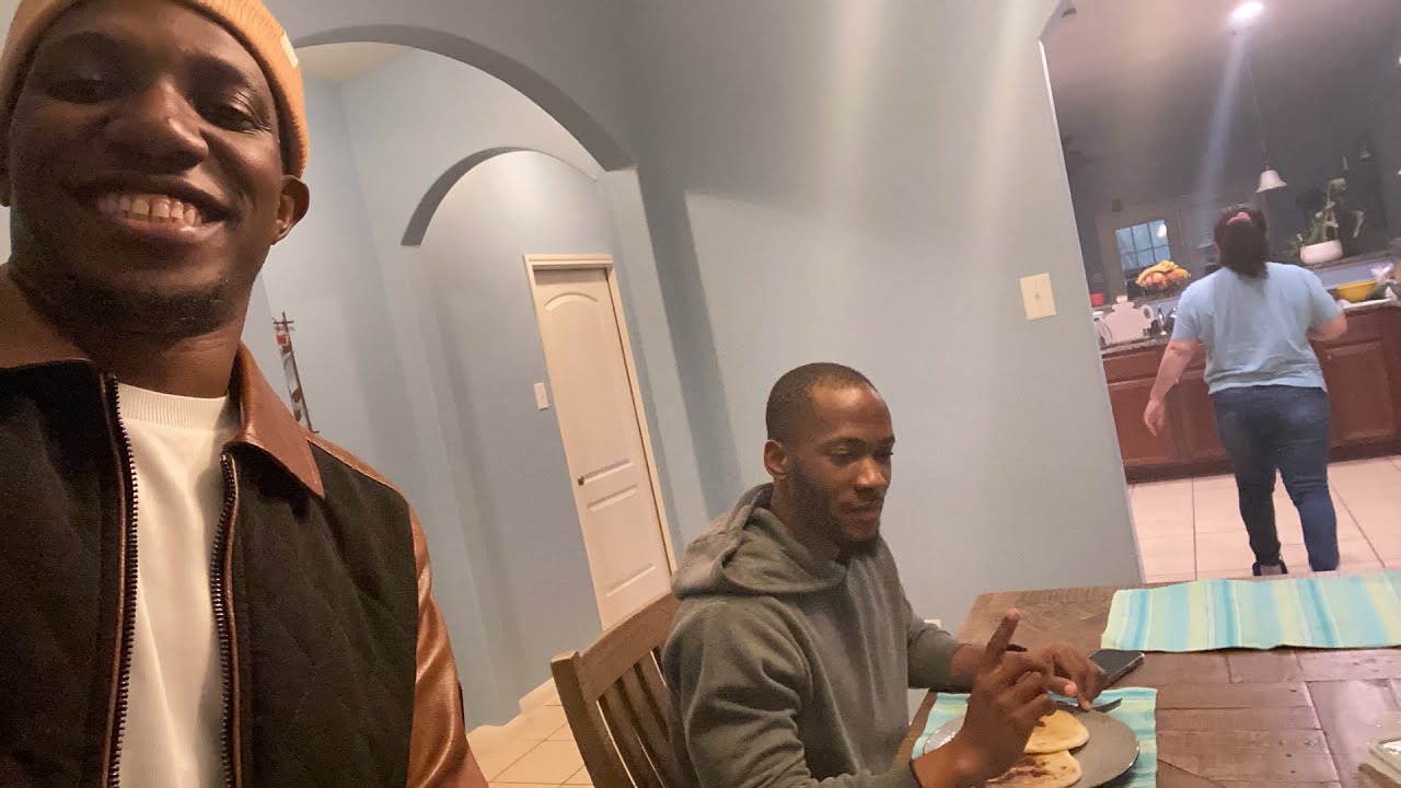 MI HERMANO AFRICANO PROBANDO PUPUSAS POR PRIMERA VEZ - YouTube