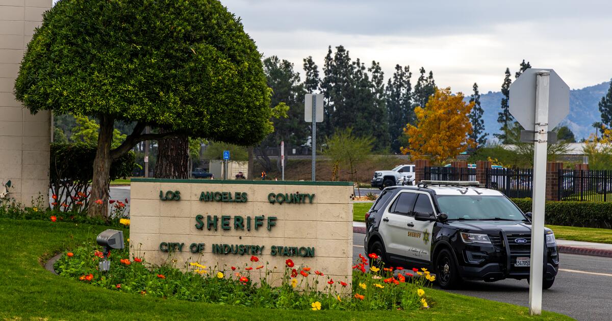 Girl grabs deputys gun, fatally shoots herself at L.A. sheriffs station - Los Angeles Times