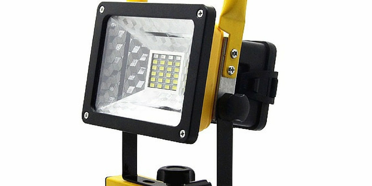 A Revolução da Iluminação: Conheça o Refletor LED Solar de 500W que Transforma Seu Espaço Externo