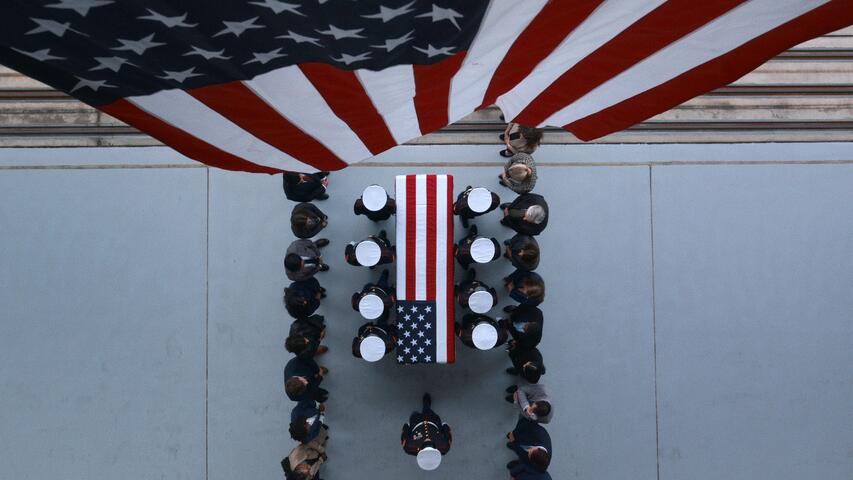 The Diplomat 2x02 St. Pauls - Trakt