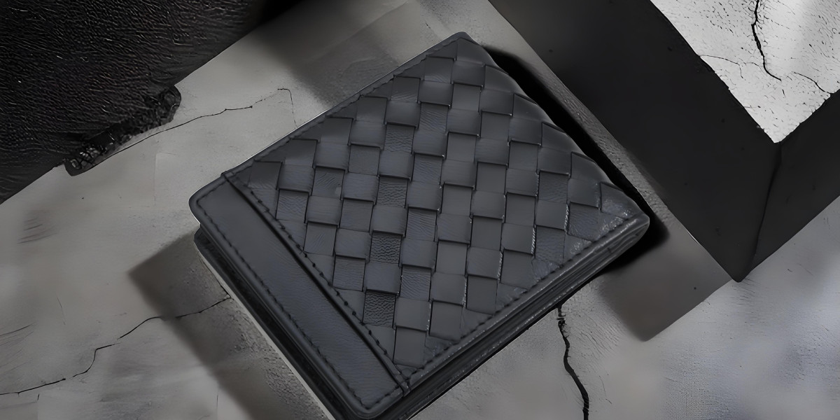 Bottega Veneta 的奢華配飾系列：近距離觀察 BV 證件套、手機殼等
