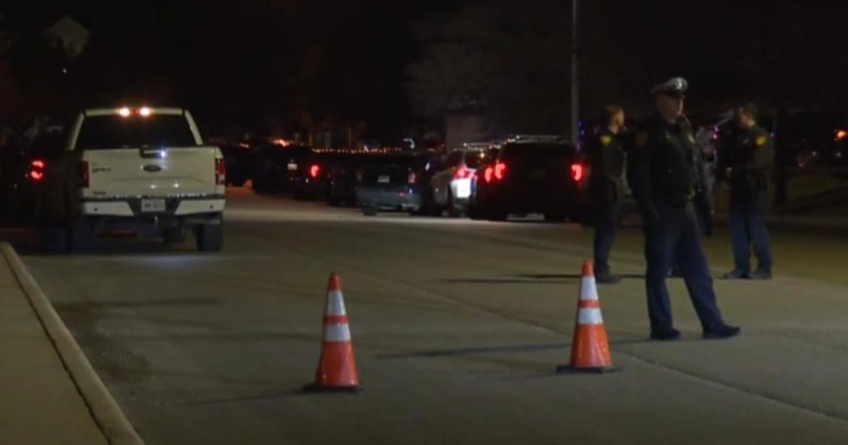 7 San Antonio police officers shot by barricaded suspect, authorities say - CBS News