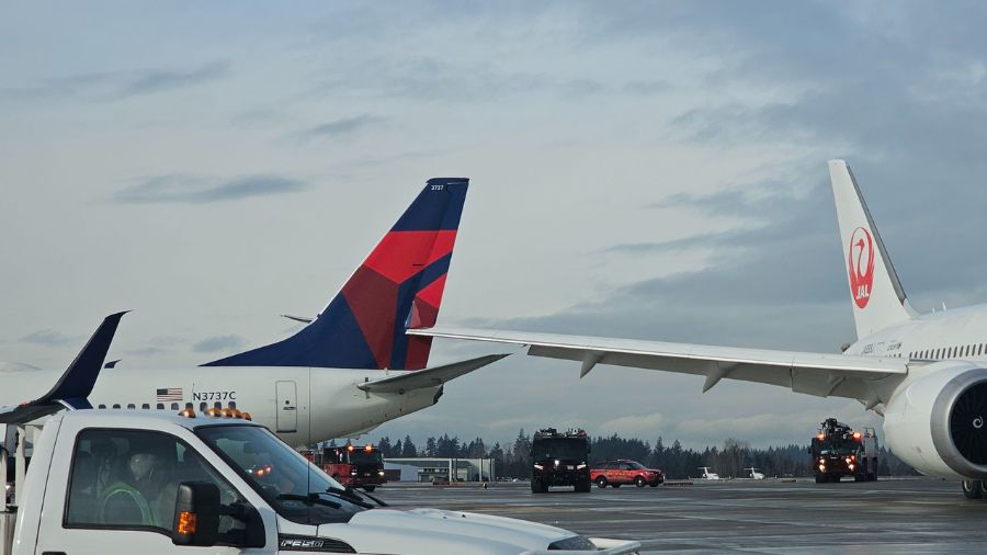 2 planes collide on the tarmac at Sea-Tac Airport