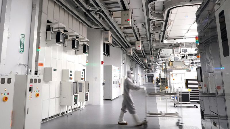 With billions at stake, Trump administration scrubs federal chips contracts for words like ‘diversity’ and ‘immigrant’ | CNN Politics