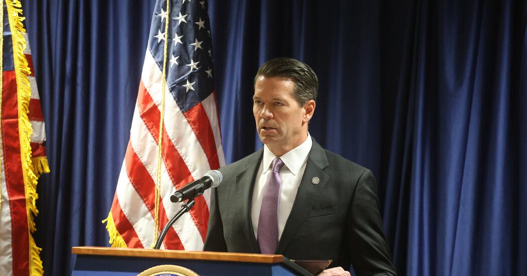 Top F.B.I. Agent in New York Vows to ‘Dig In’ After Removals at Agency - The New York Times