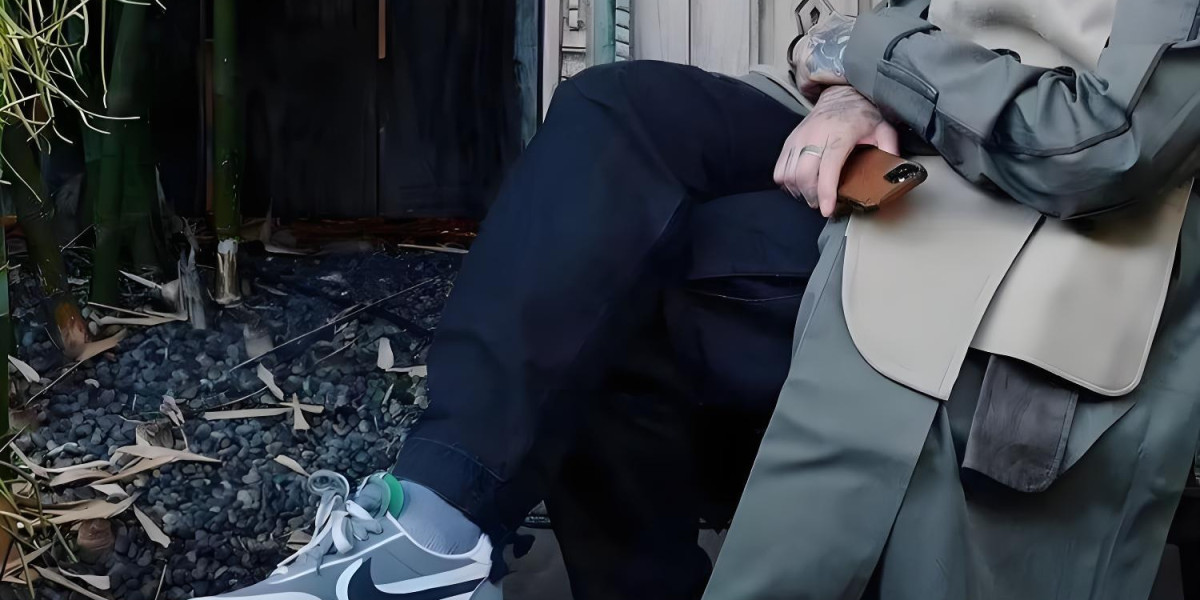 Sacai x Nike：揭秘灰白配色的時尚與功能融合