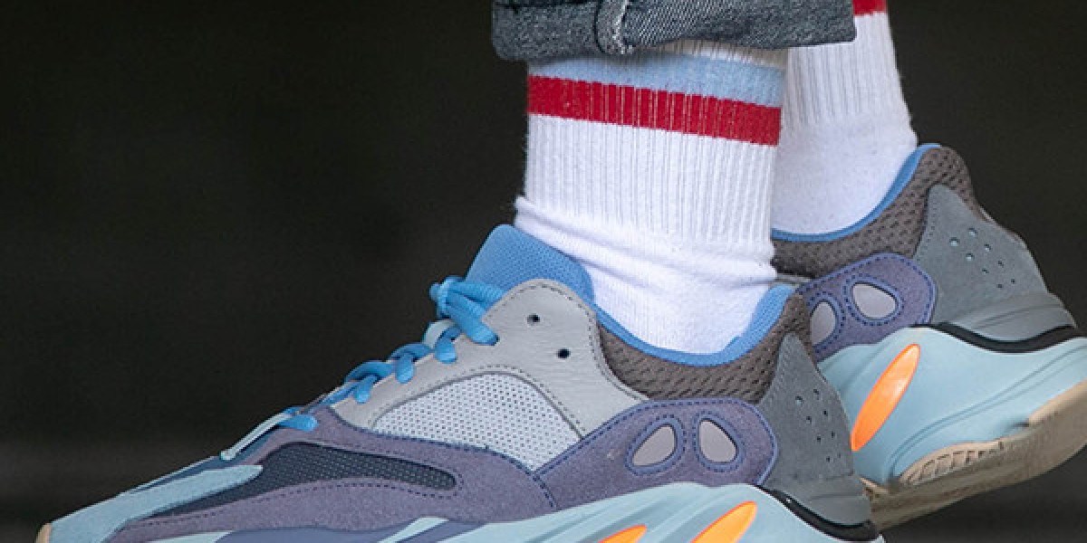 Yeezy 700 系列全解析：從V1到V3，潮流進化一次看懂