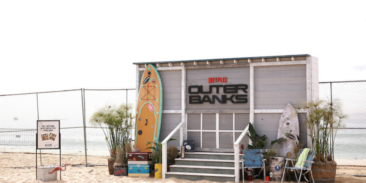 Poguelandia Event – Outer Banks Cast Lights Up Huntington