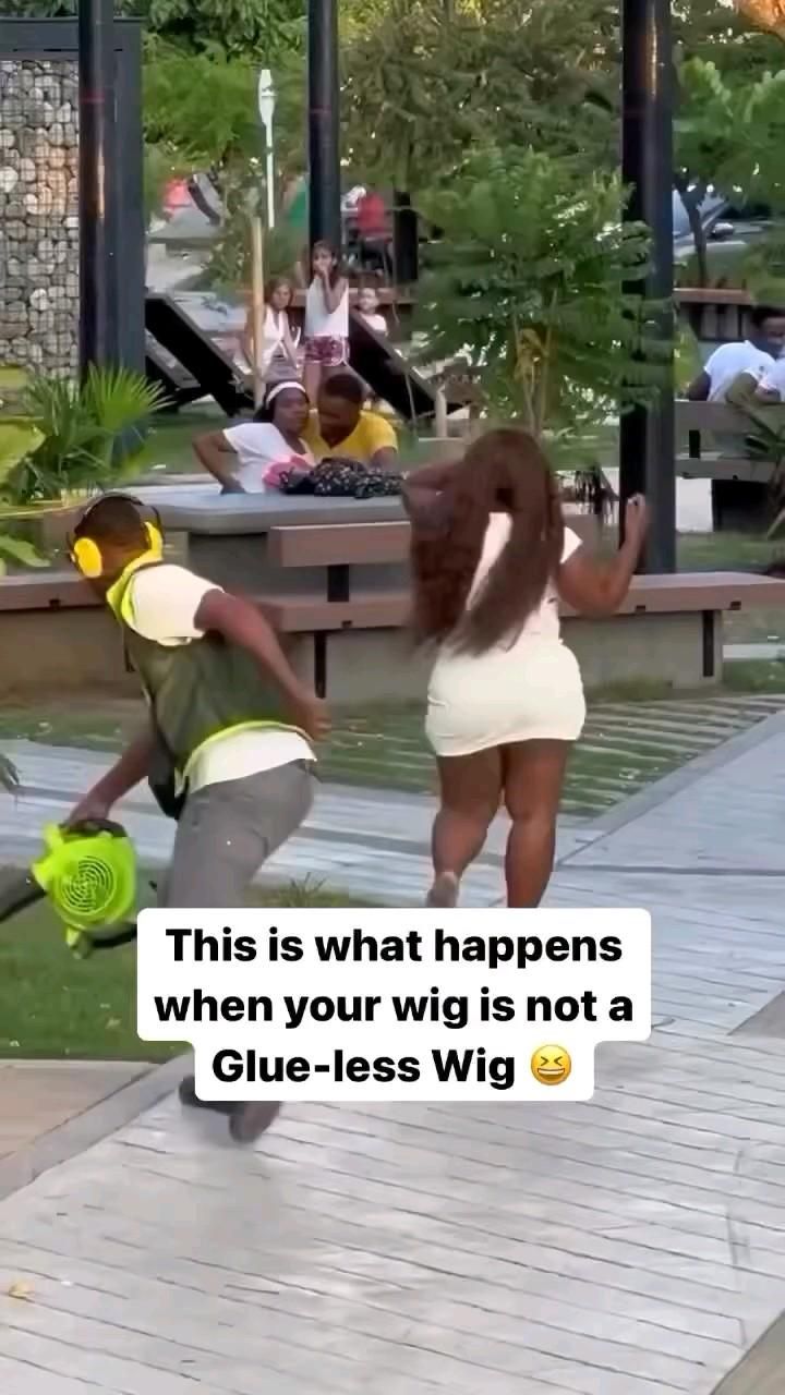 Hahaha ????? | Jokes about wigs, Wig falling off funny, Funny wigs hilarious